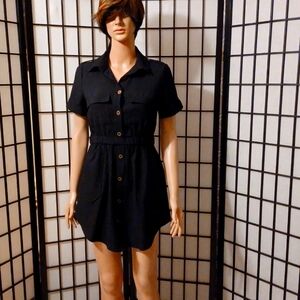 Women's dress with bronze buttons, two pockets on top and two on the side